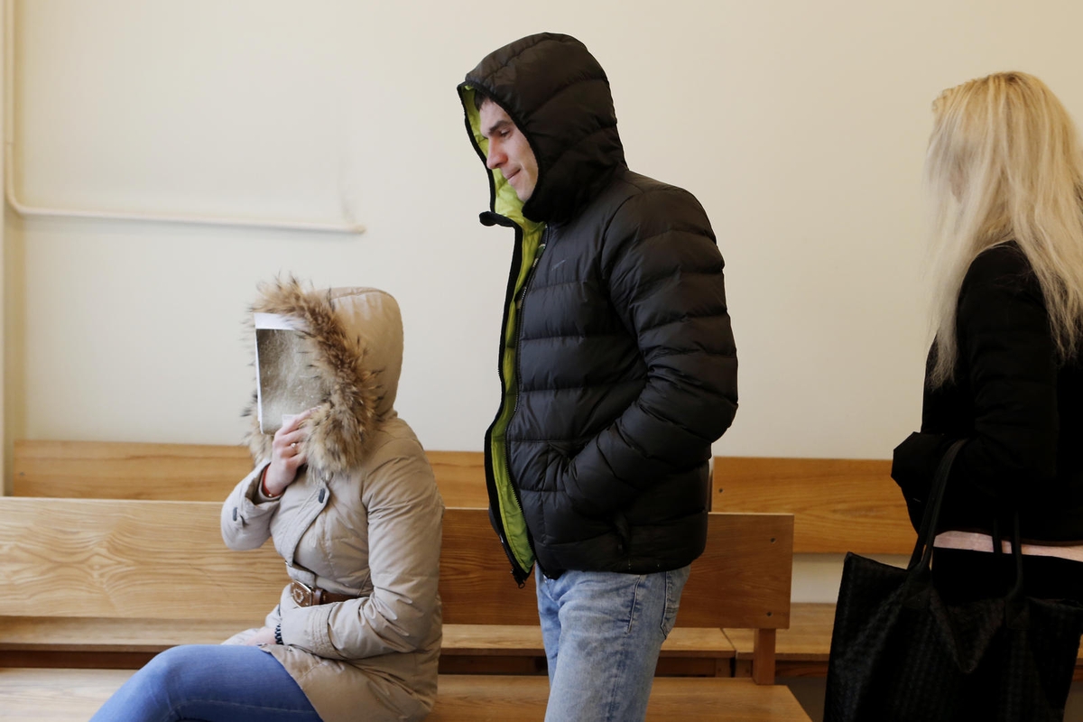 Nesmagu: teismo salėje kaltinamieji slėpė veidus