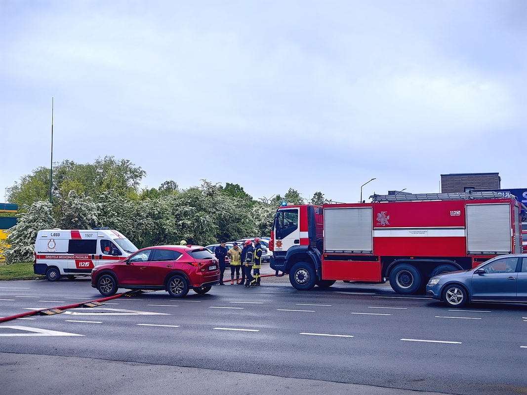 Šilainiuose užsidegė autoservisas