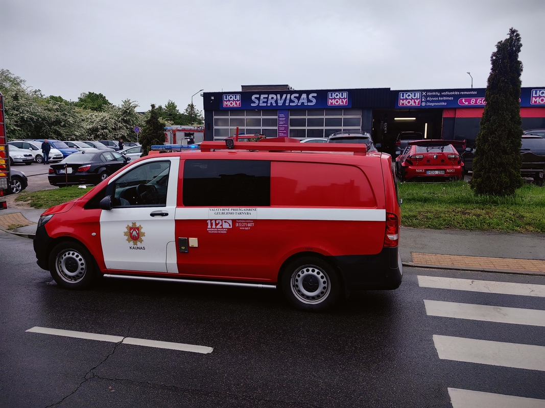 Šilainiuose užsidegė autoservisas
