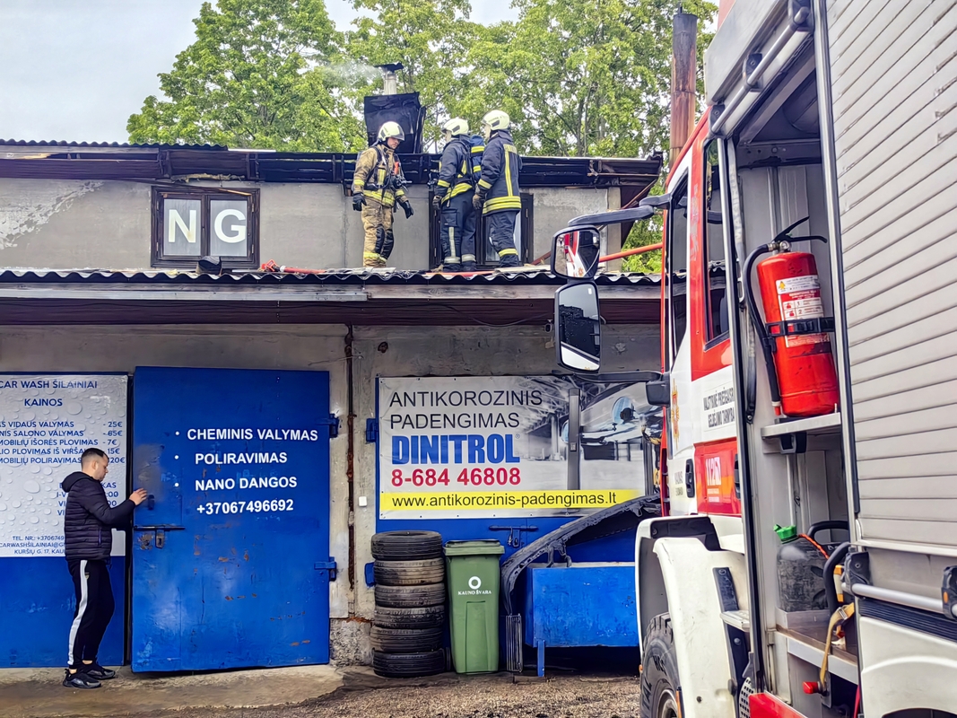 Šilainiuose užsidegė autoservisas