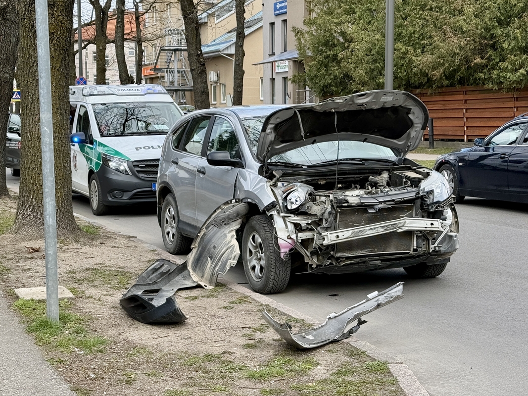 Klinikų prieigose mama, vežusi mažylį, susidūrė su kariškių transportu