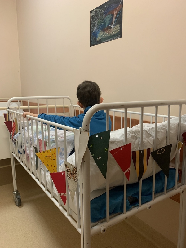 Svarbu: savanoriai kasdien rūpinasi, kad vaikai neliktų vieniši, ir apgaubia juos savo dėmesiu, padeda bent akimirkai užmiršti liūdesį, baimę, skausmą.