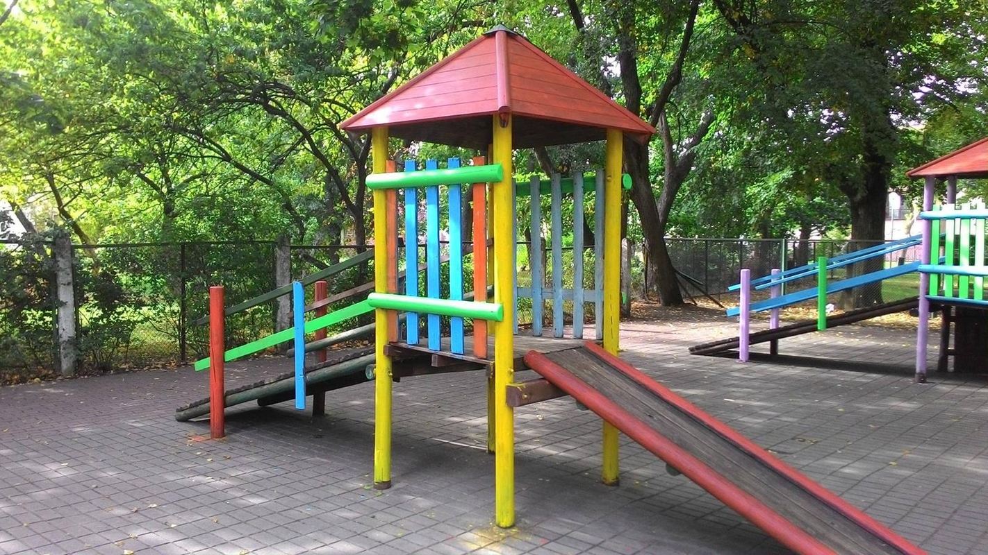 Po dažymo darbų Klaipėdos skulptūrų parke esanti vaikų žaidimų aikštelė atrodo it nauja.