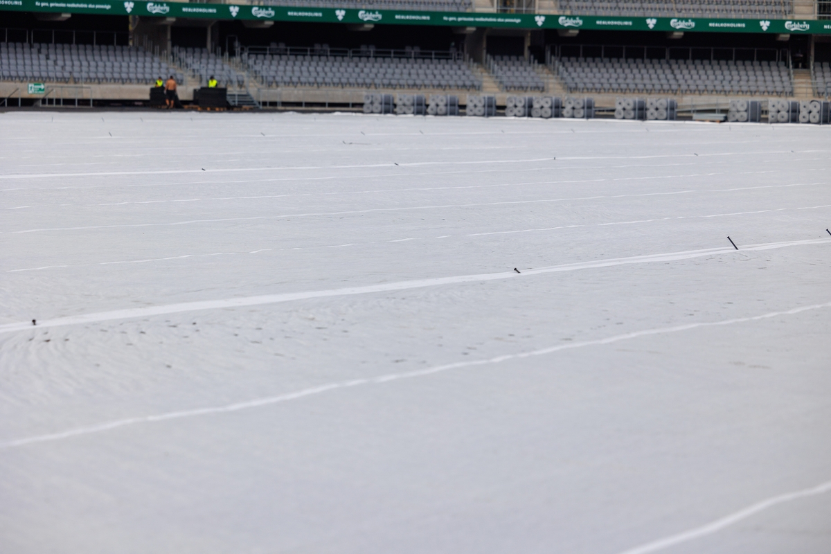 Dariaus ir Girėno stadiono veja uždengta agroplėvele