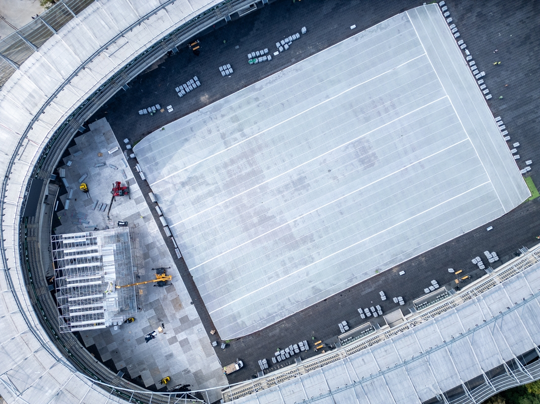 Dariaus ir Girėno stadiono veja uždengta agroplėvele