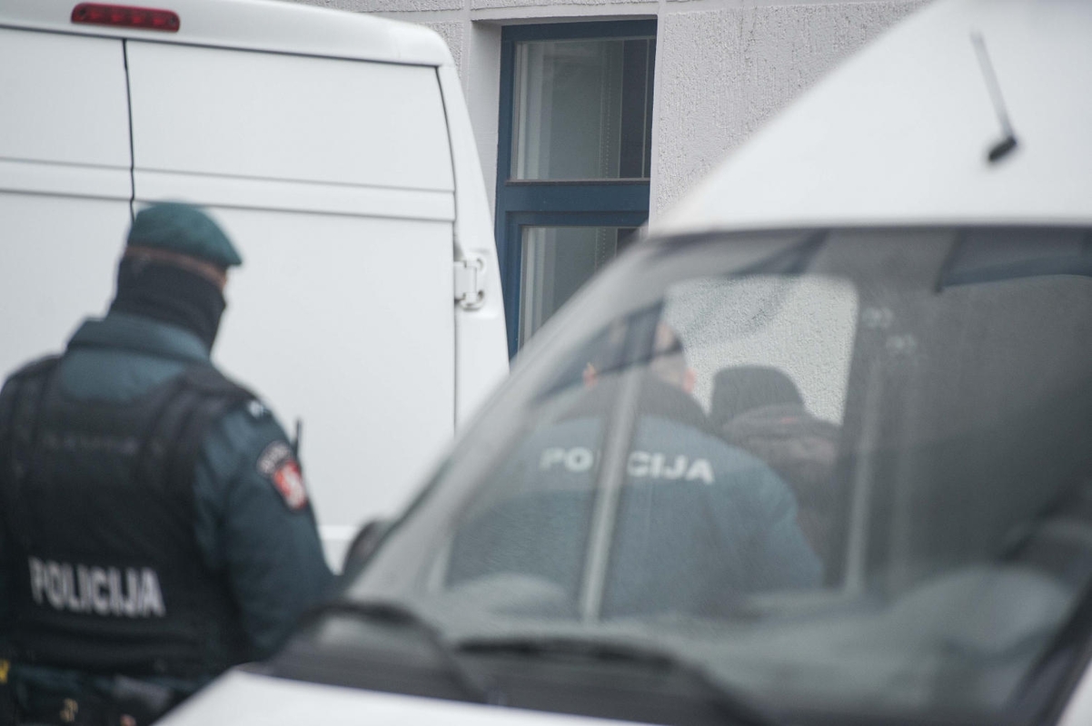 Įtariami I. Strazdauskaitės žudikai atvesti į teismą