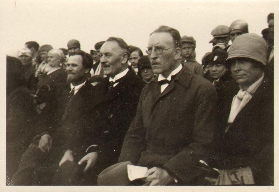 1930 m. Ukmergėje surengtų pedagoginių darbo kursų dalyviai užsiima knygrišyste. Šalia spintos stovi dėstytojas A.Vokietaitis.
