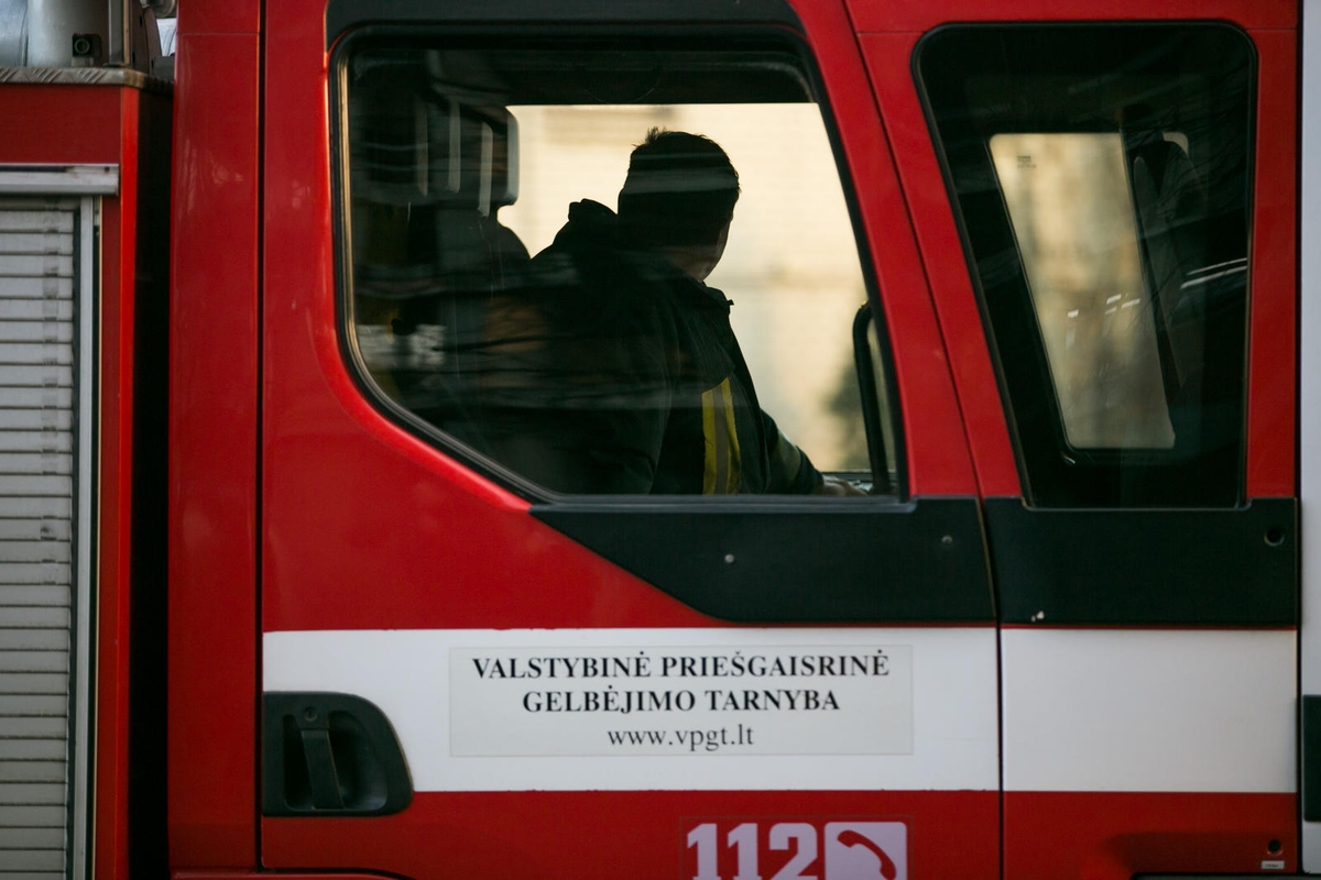 Per karščius sudegė javai, automobilis ir kombainas