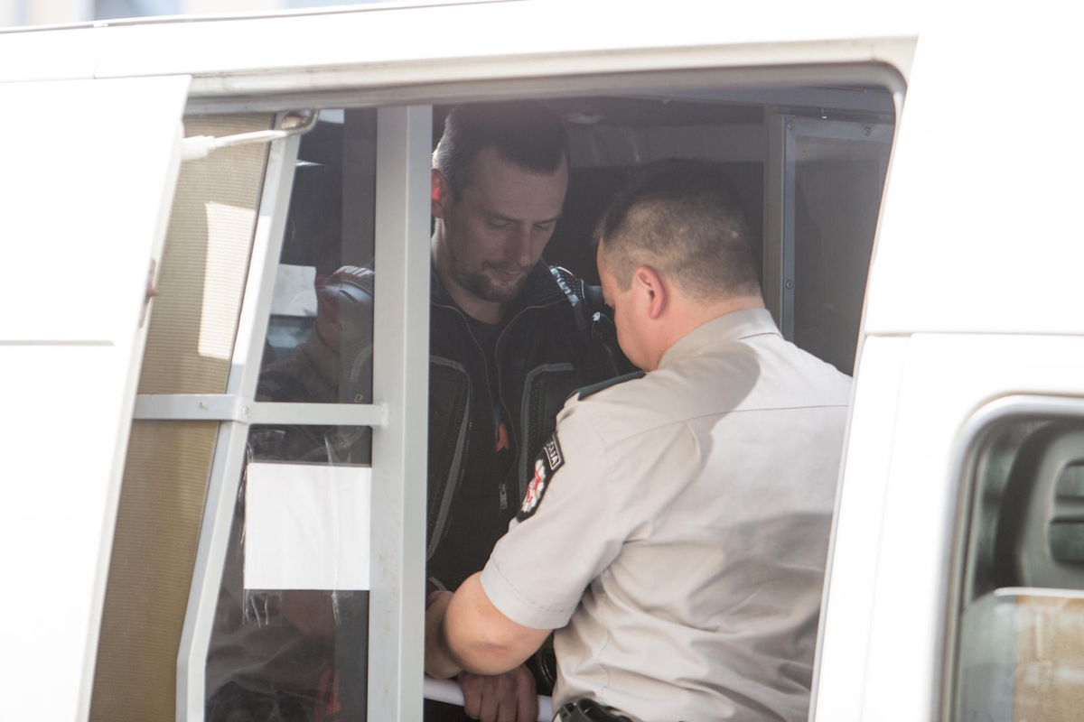 Motociklininkas Igoris Varaksinas atvežtas į teismą