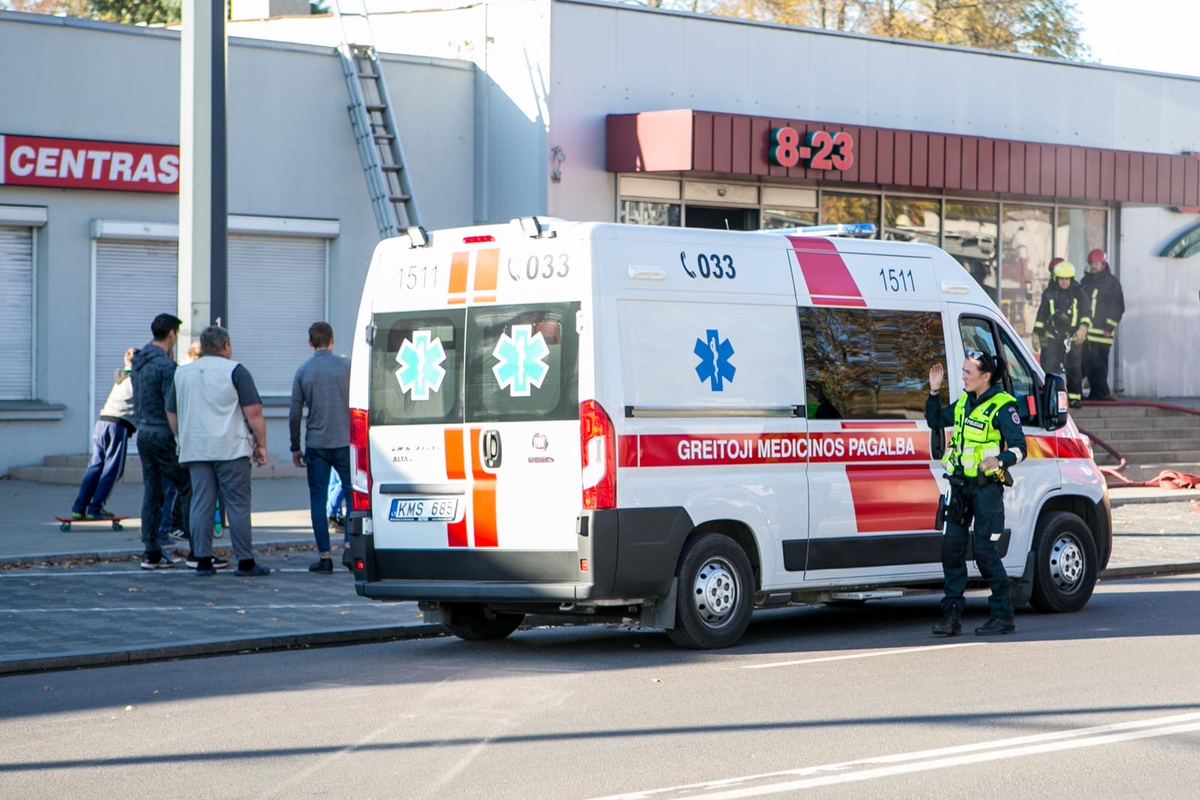 Užsidegė A. Juozapavičiaus pr. prekybos centras "Šilas" 