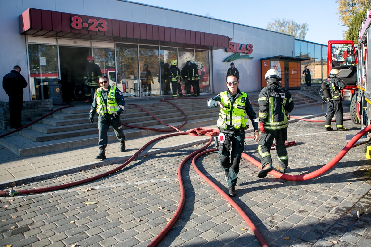 Užsidegė A. Juozapavičiaus pr. prekybos centras "Šilas" 
