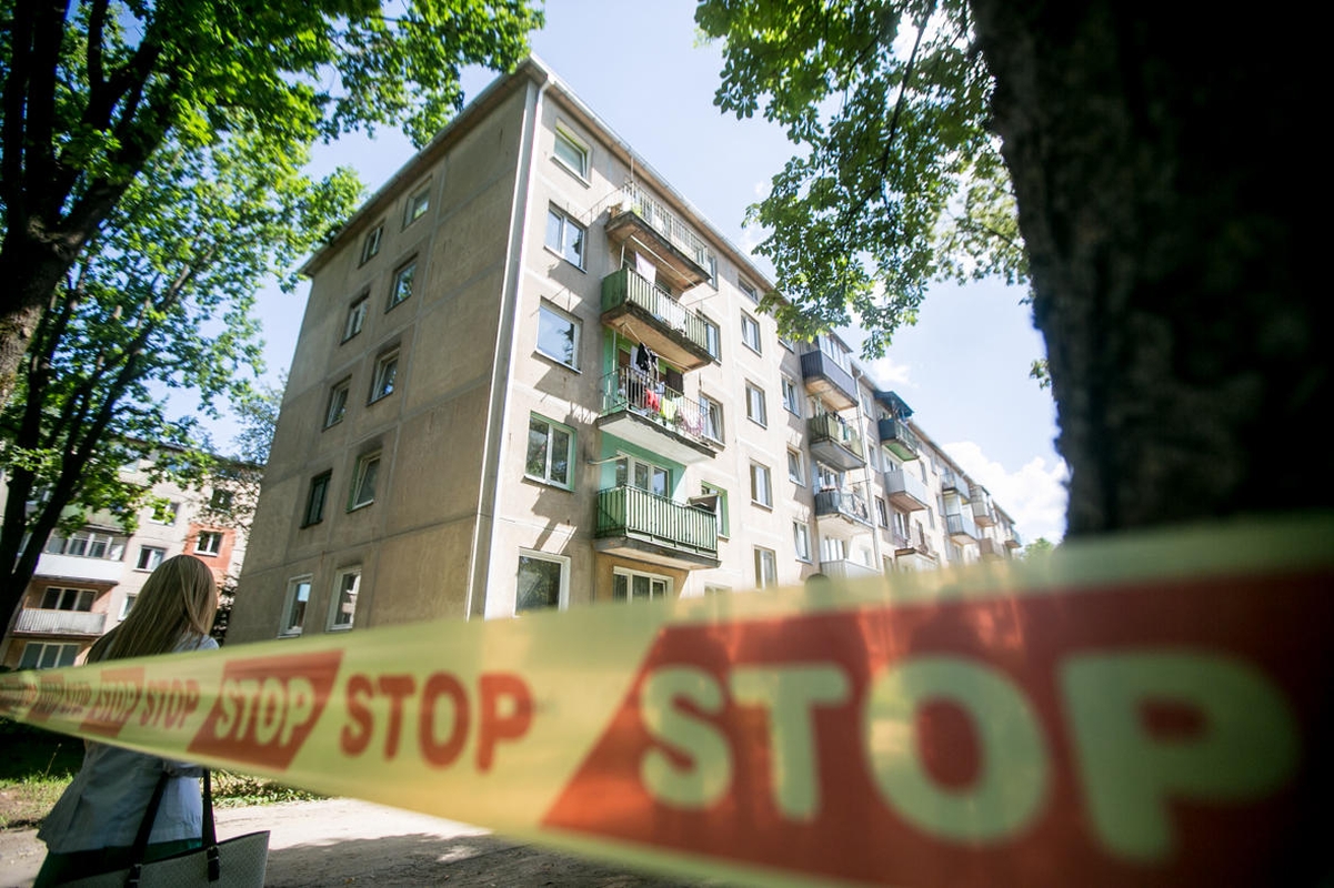 Kauno daugiabučio sienoje atsivėrė didžiulis plyšys
