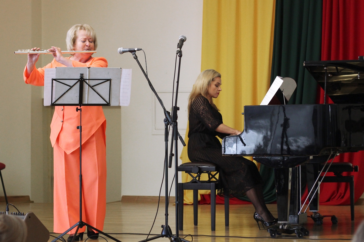 Popietė: J.Kačinsko muzikos mokykloje iš visų kampelių sklindantys muzikos garsai skambaus šurmulio pripildė erdvią įstaigos fojė.