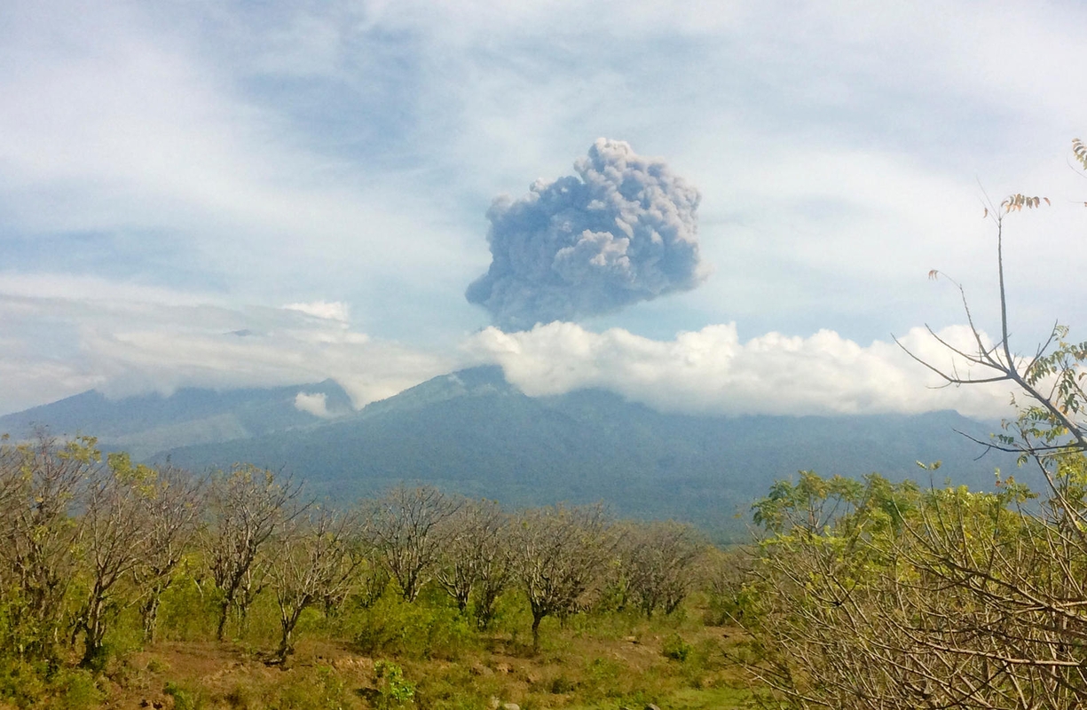 Dėl Indonezijoje išsiveržusio ugnikalnio evakuoti turistai