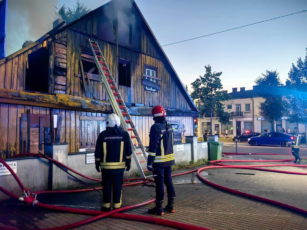 Savanorių prospekte liepsnos talžė medinį namą