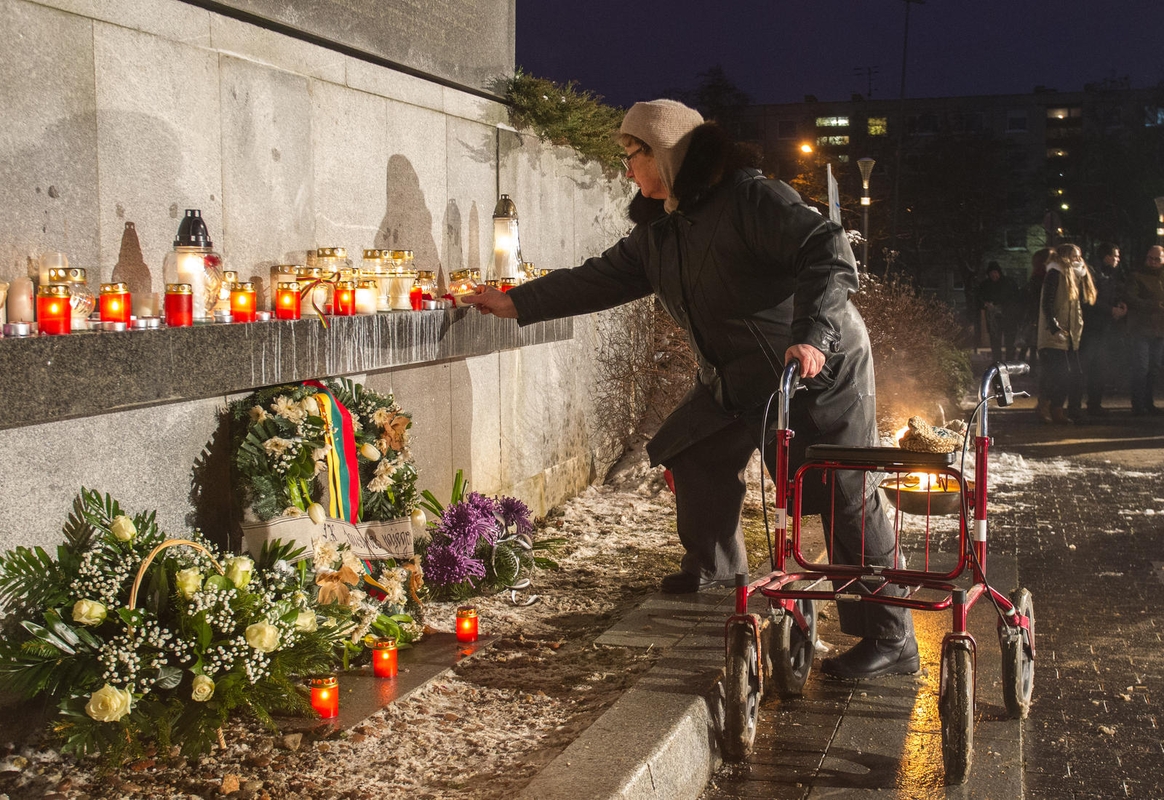 Sostinėje liepsnojo atminimo laužai