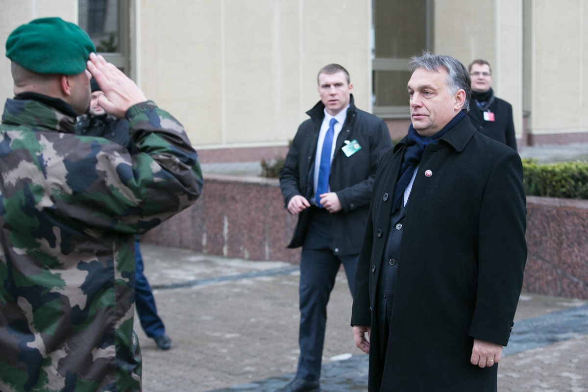 Vengrijos premjeras Vilniuje stebėjo kariuomenės paradą