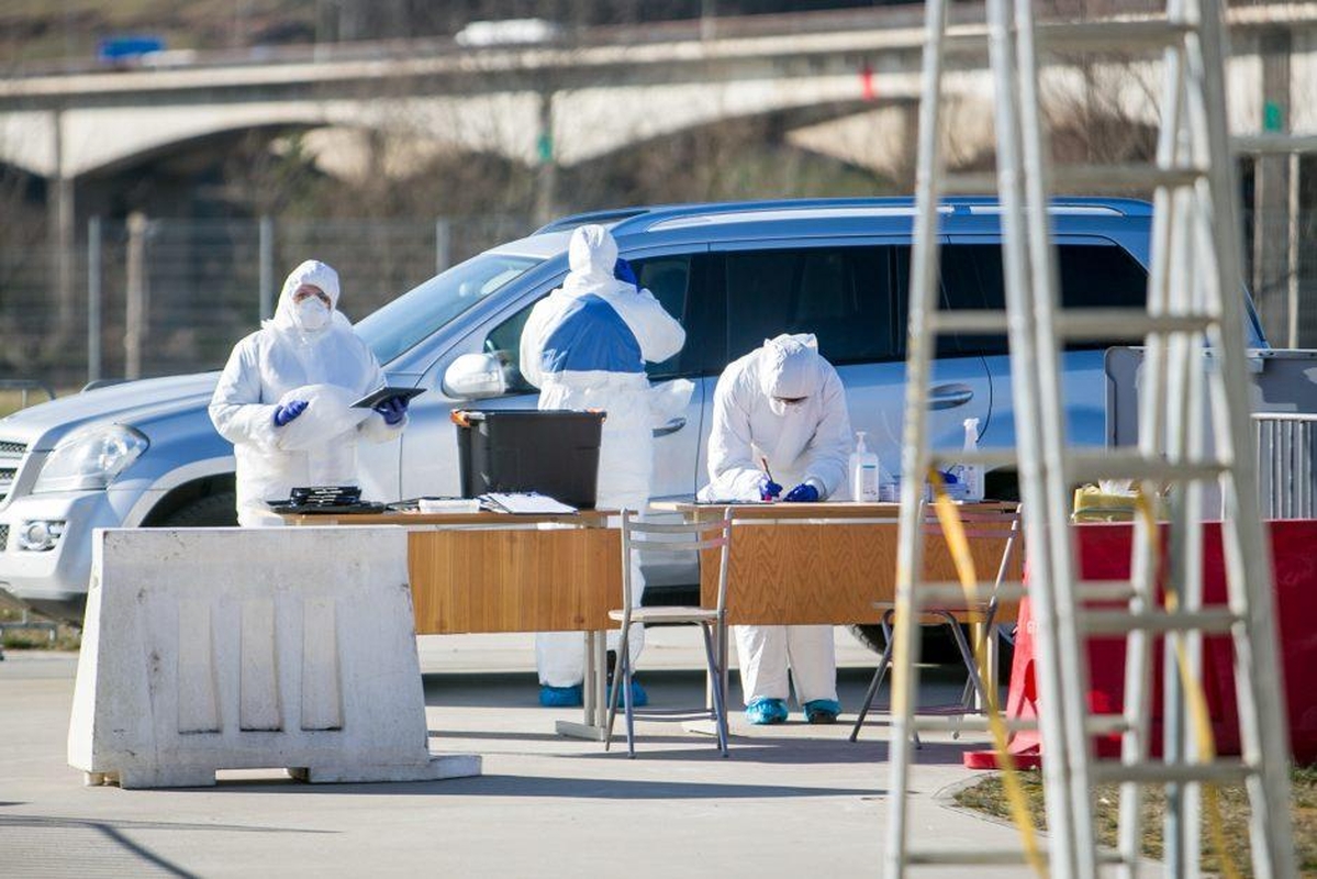 Mobilūs COVID-19 patikros punktai dėl reagentų trūkumo dirbs iki pietų 