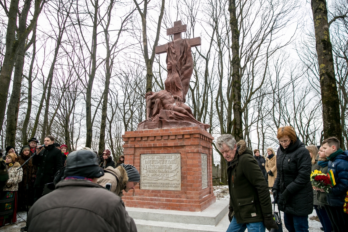 Aleksoto kapinėse iškilmingai atidengta „Pieta“