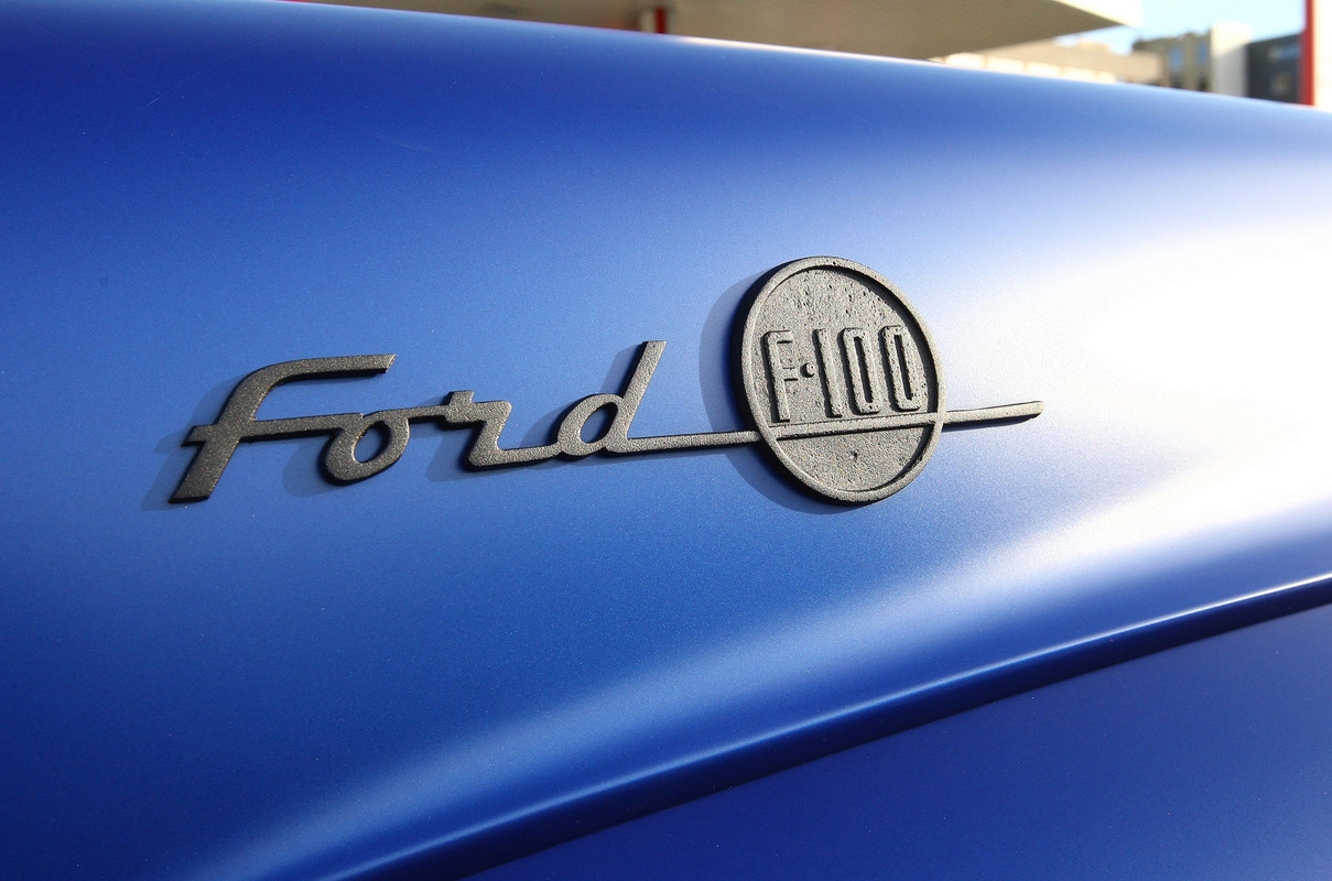 Kaunietis vairuoja išskirtinį "Ford F 150"