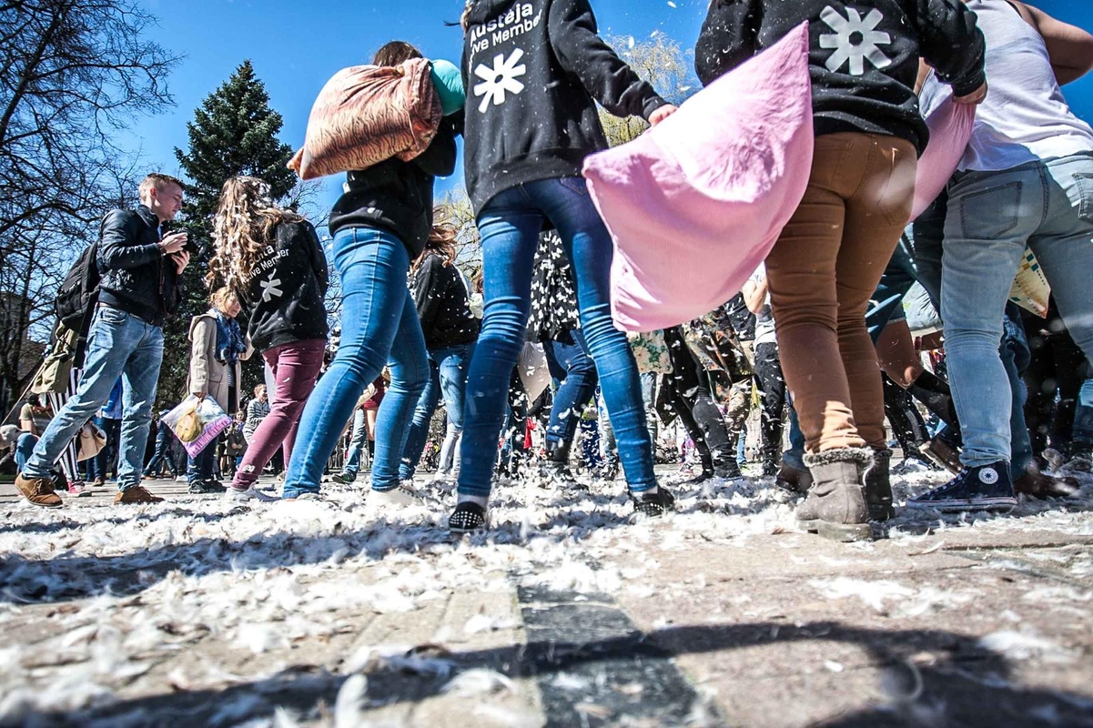 Pagalvių mūšis Vienybės aikštėje