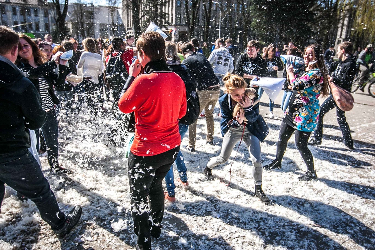 Pagalvių mūšis Vienybės aikštėje