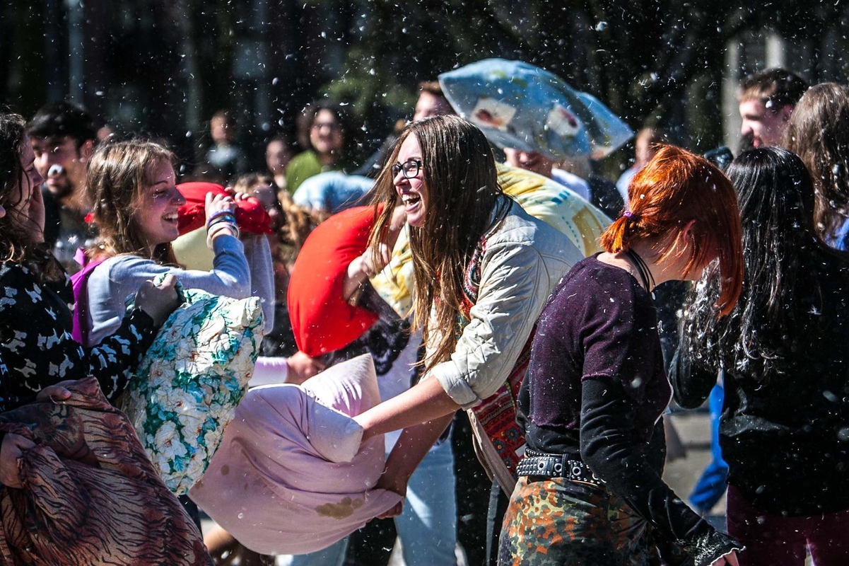 Pagalvių mūšis Vienybės aikštėje