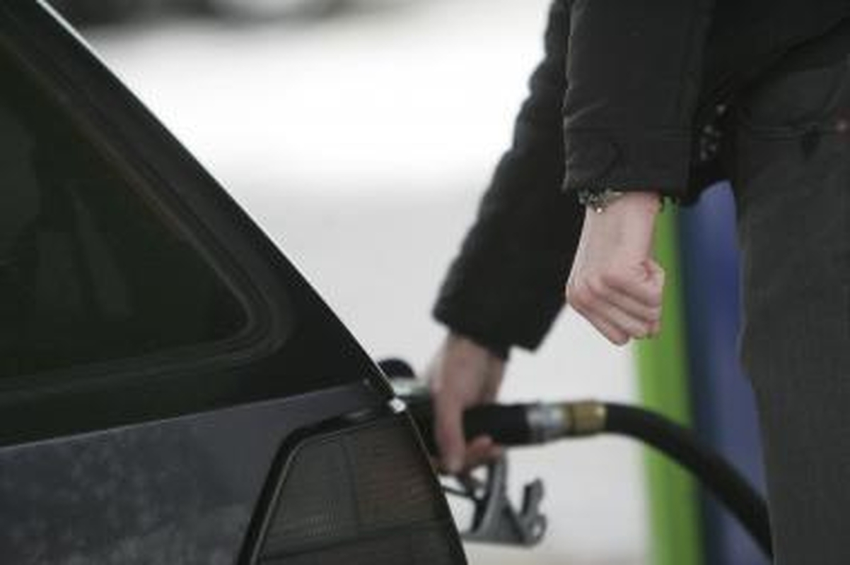 Kauno kelių policijos pareigūnas įtariamas tarnybinį kurą pylęs į asmeninį automobilį