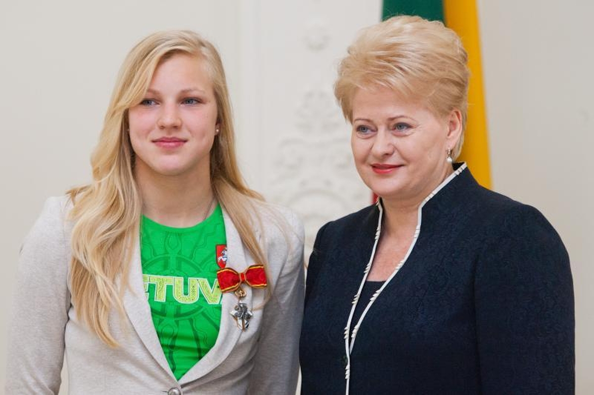 Prezidentė ordinu apdovanojo olimpinę čempionę R.Meilutytę