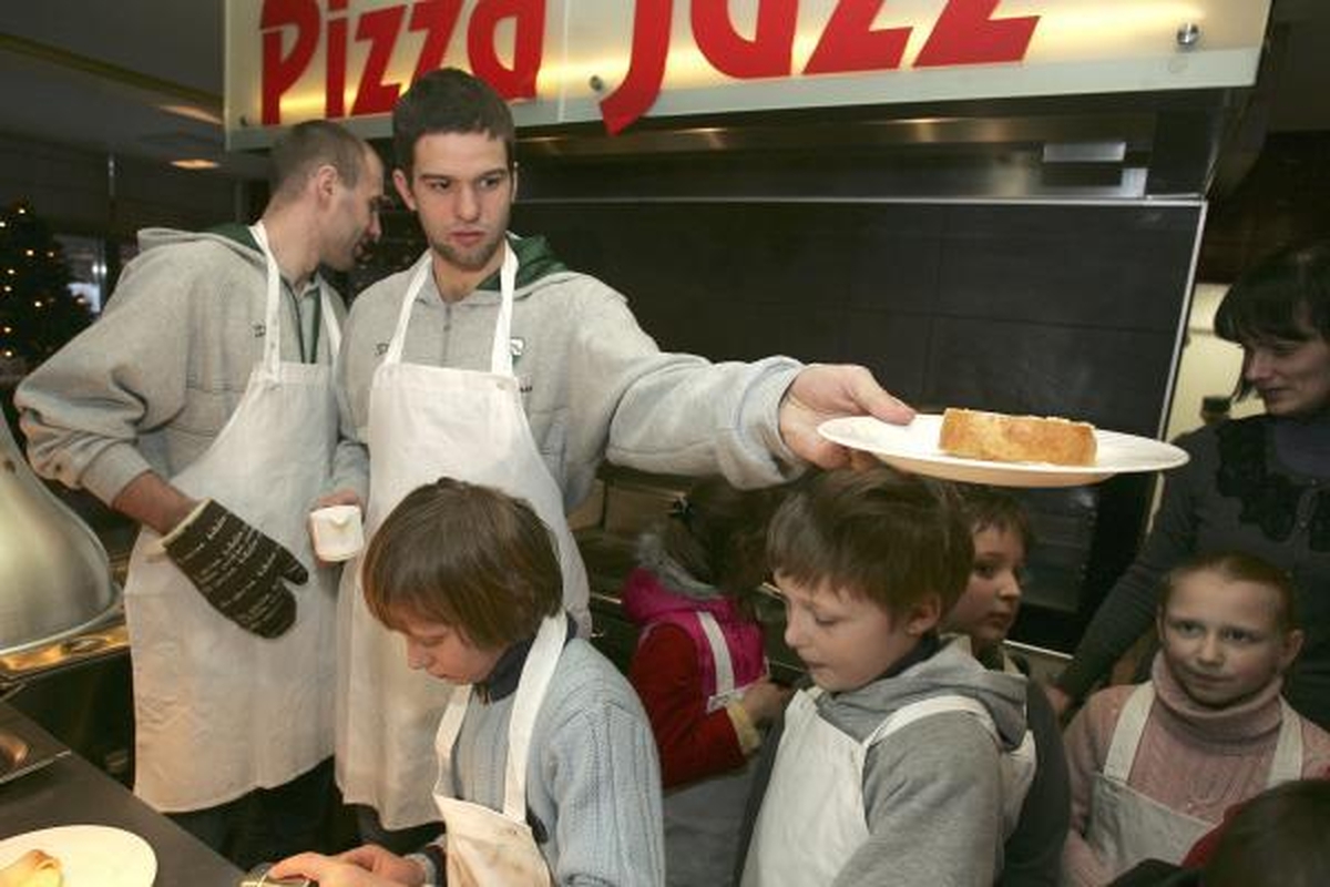 Vaikai austrišką pyragą kepė kartu su "Žalgiriu"
