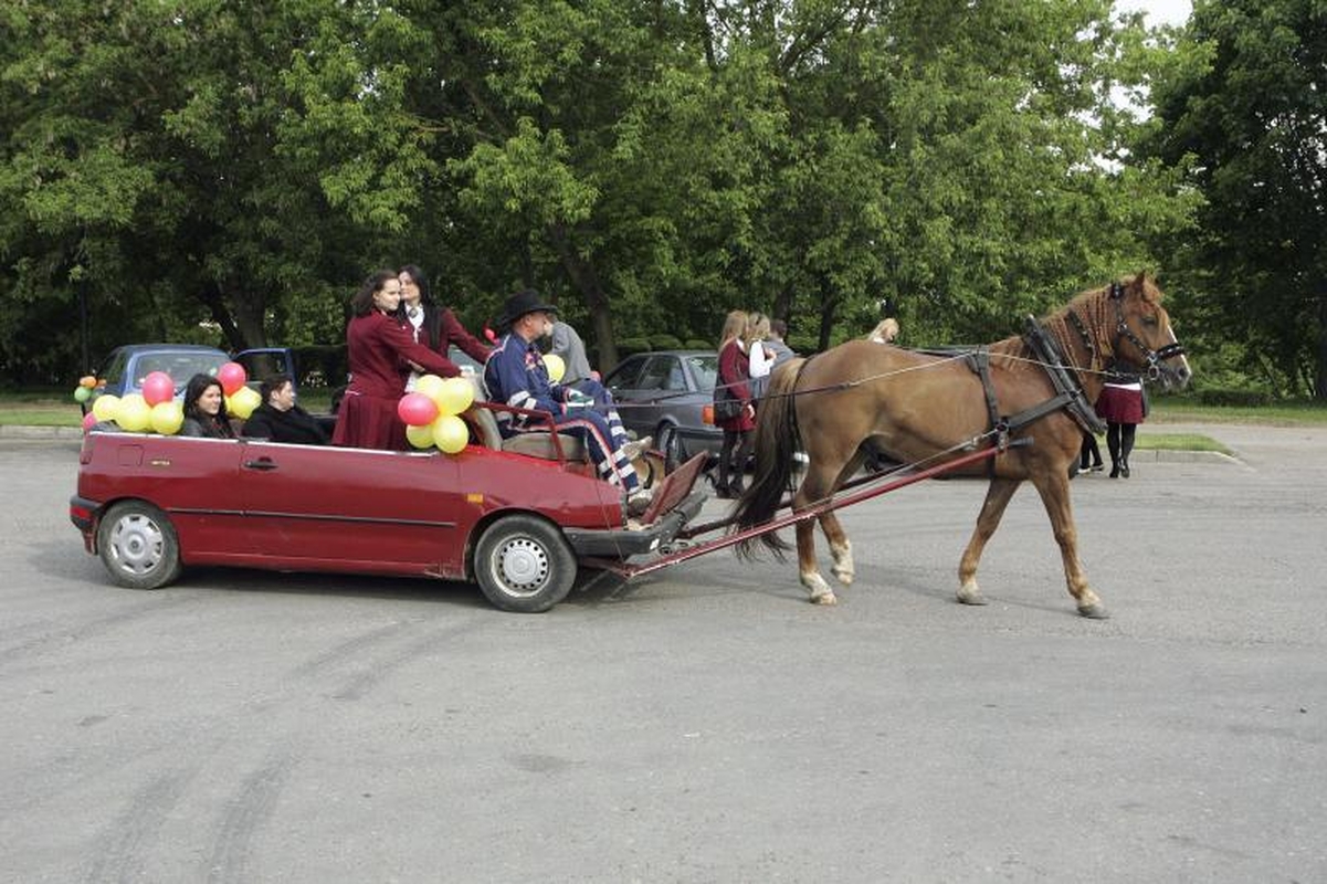 Abiturientai švenčia paskutinį skambutį