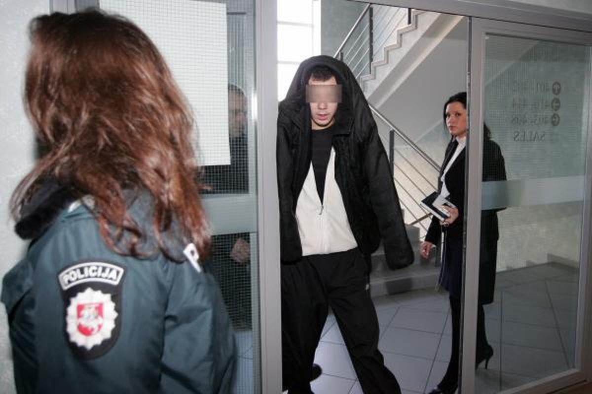 18-metis juvelyrinės plėšikas suimtas mėnesiui , jo bendrininkas - dviem (papildyta)