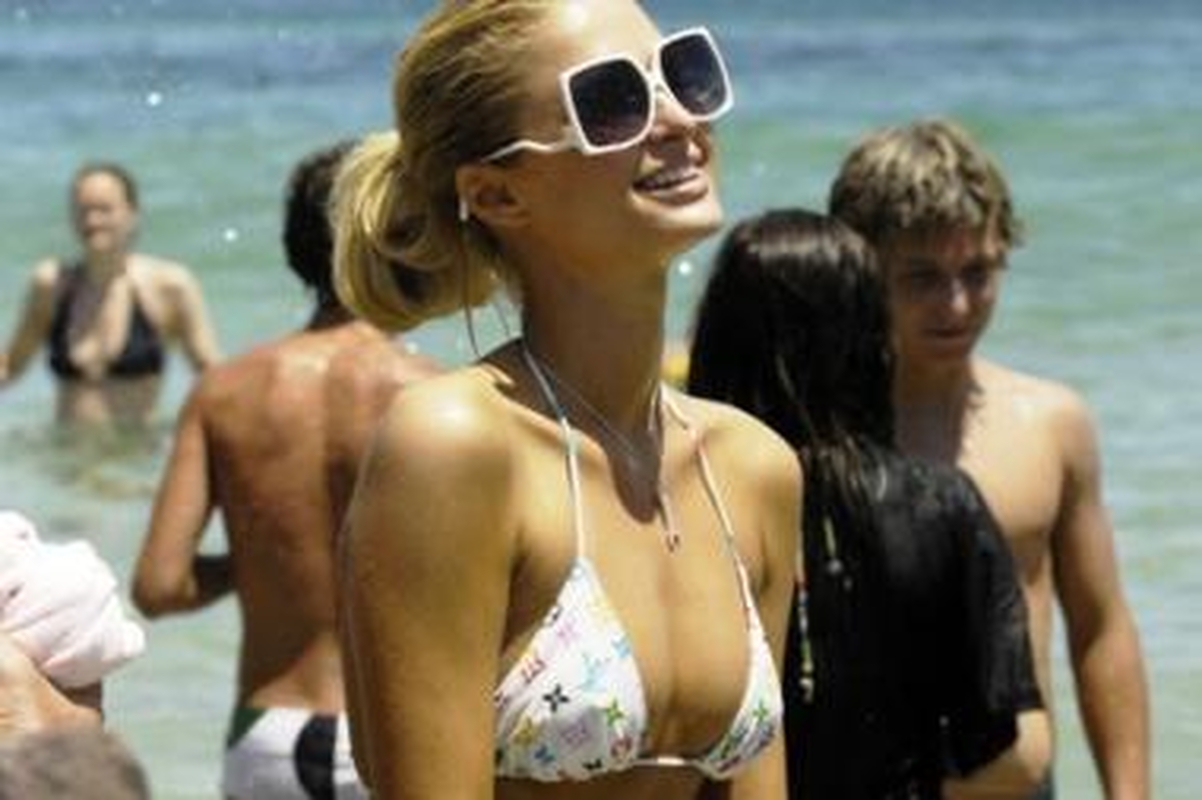 Paris Hilton neigia kaltinimus dėl neatsargaus vairavimo