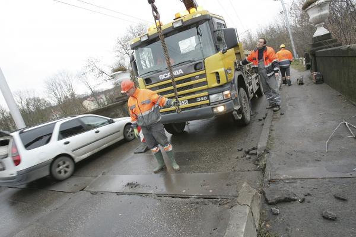 Panemunės tilte ištrupėjo apsauginė plokštė, eismas leidžiamas (papildyta)