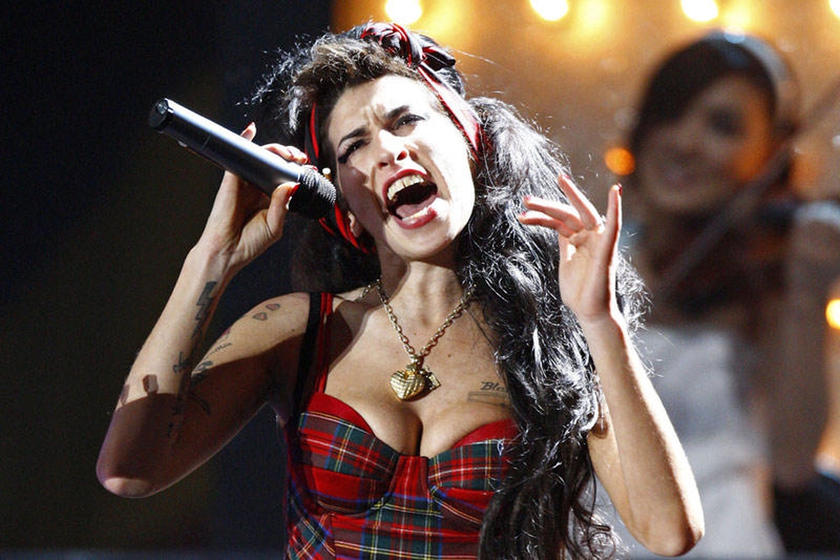 "Pernelyg girta" Amy Winehouse Belgrade buvo nušvilpta