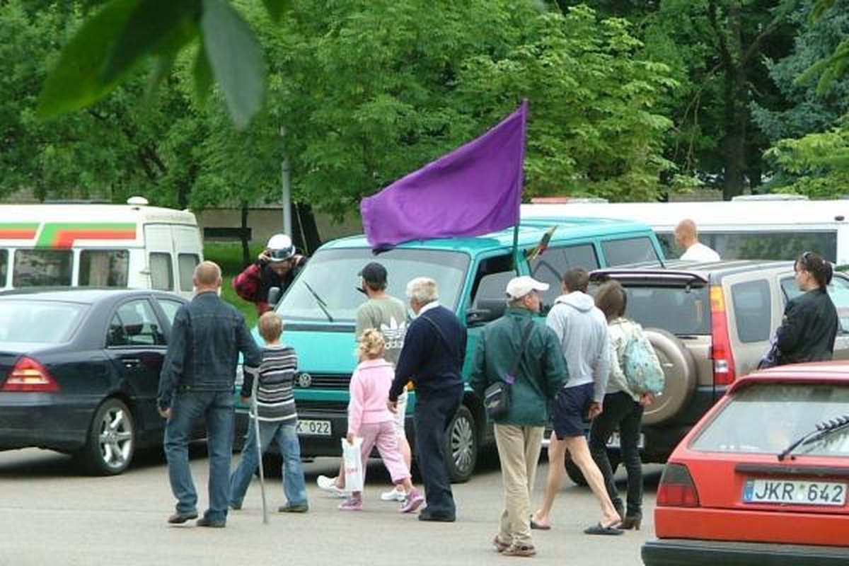 Į susitikimus su dukra L.Stankūnaitė atvežama vis kitu automobiliu