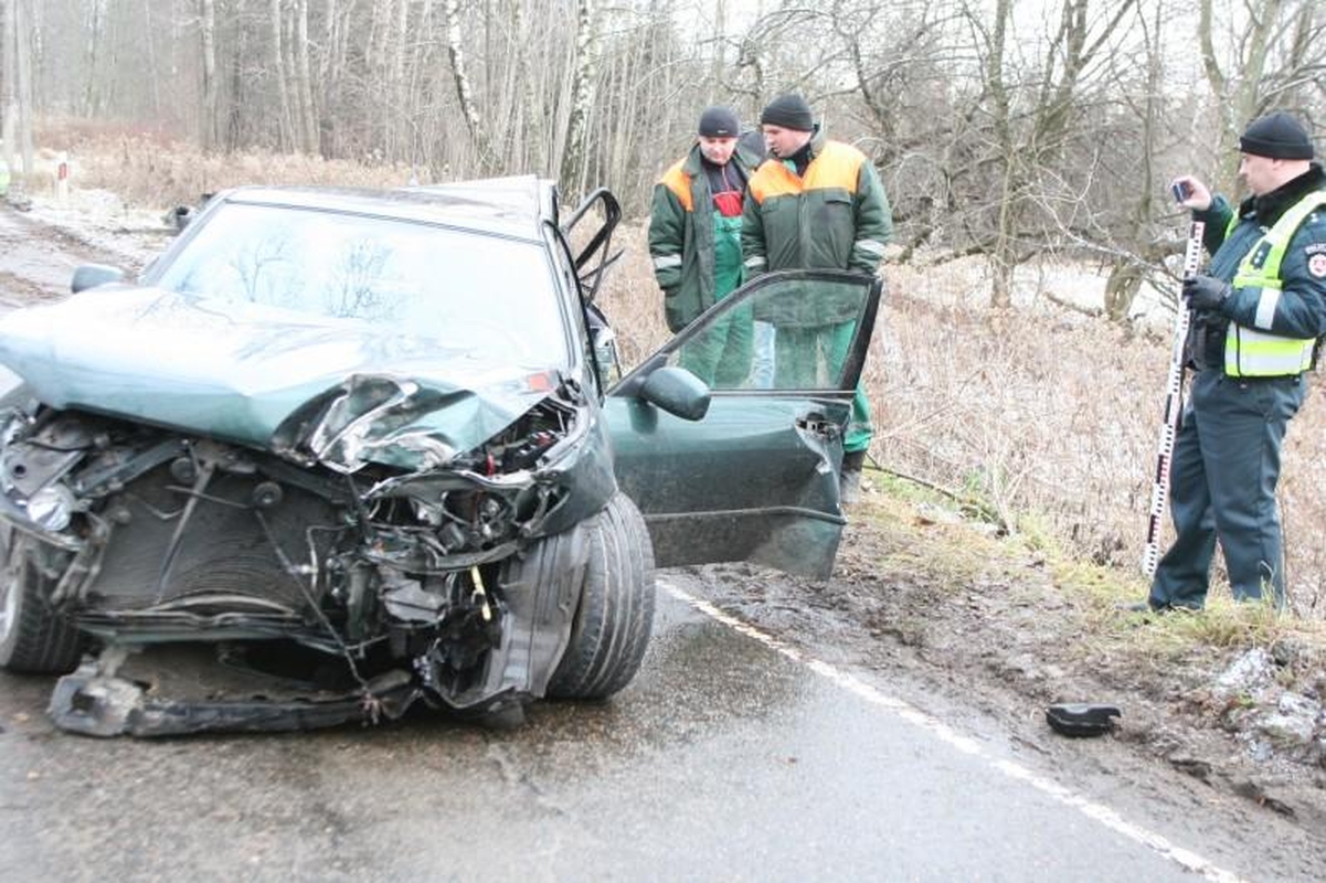 Vilniuje į medžius atsitrenkė „Lexus“, ligoninėje trys žmonės