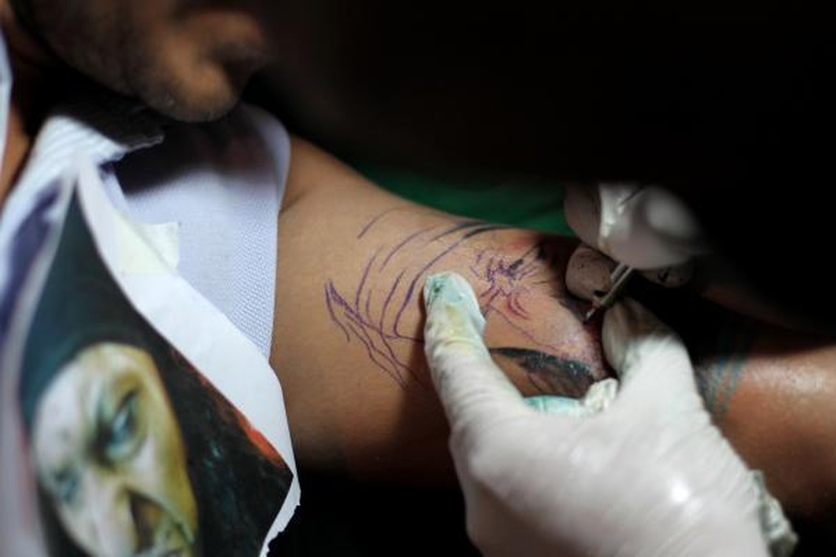 Miuncheno operos kritika Bairoito festivaliui dėl nacių tatuiruočių