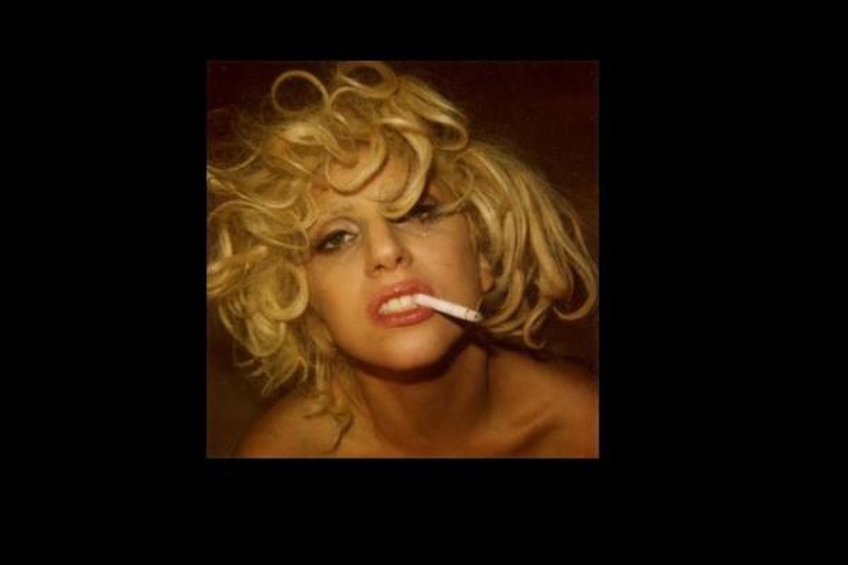 Šokiruojanti Lady Gaga: vergė nuoga krūtine