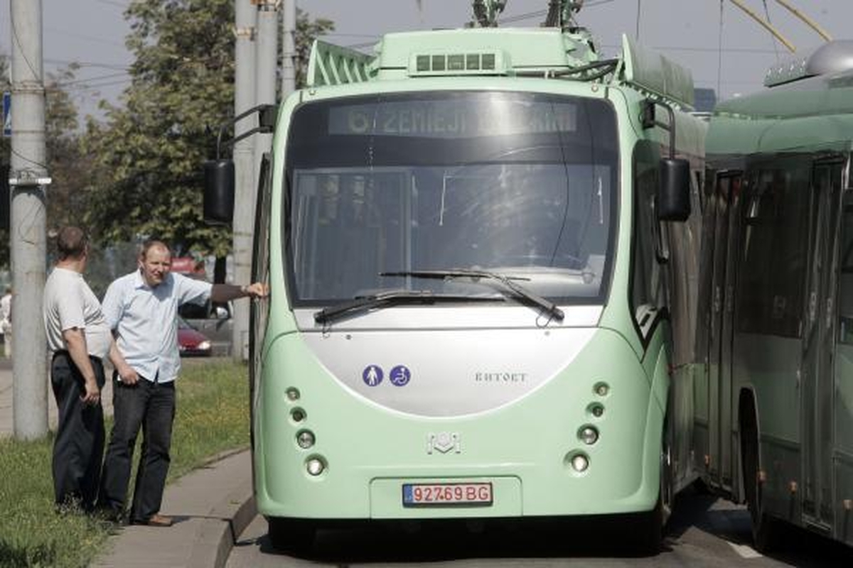 Troleibusas „Vytautas“ gavo krikštą ir patyrė pirmą avariją Vilniaus gatvėse