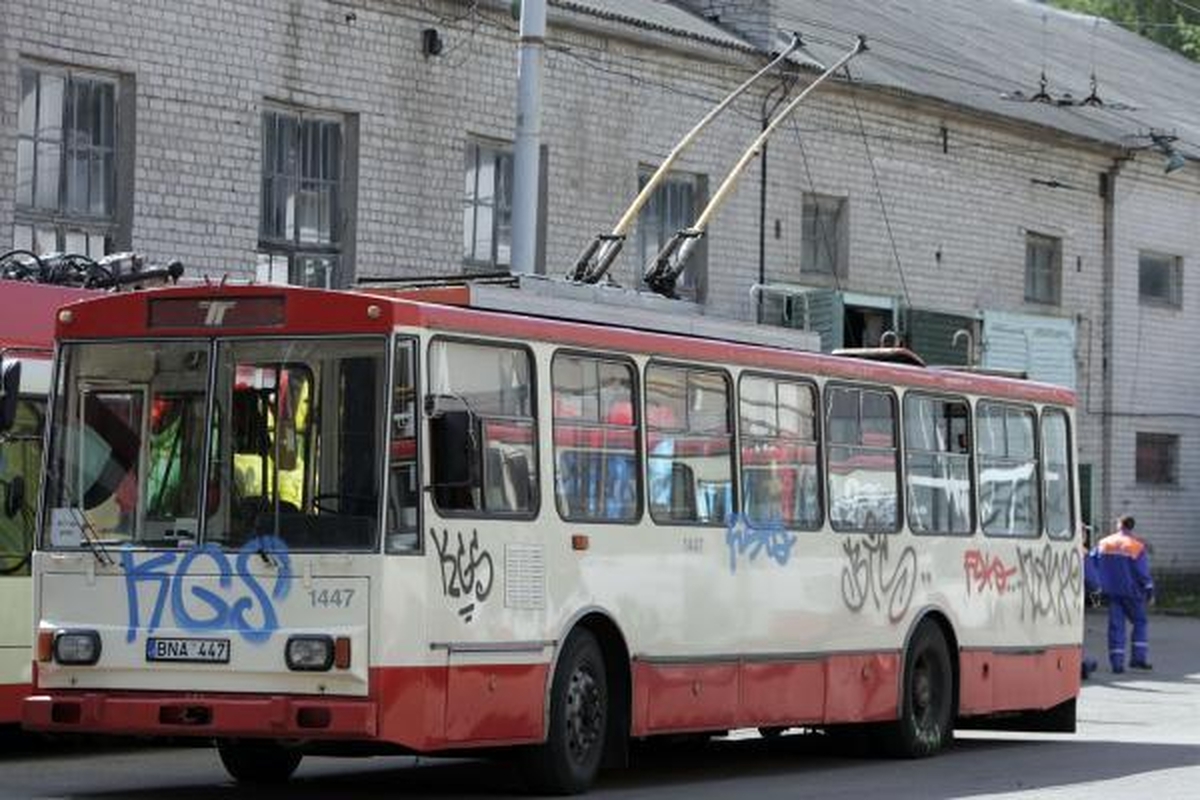 Naktį vandalai grafičiais išterliojo 14 troleibusų