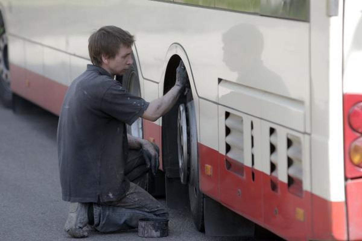 Naktį vandalai grafičiais išterliojo 14 troleibusų