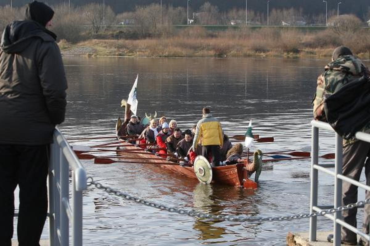Susigrūmė vikingų laivais