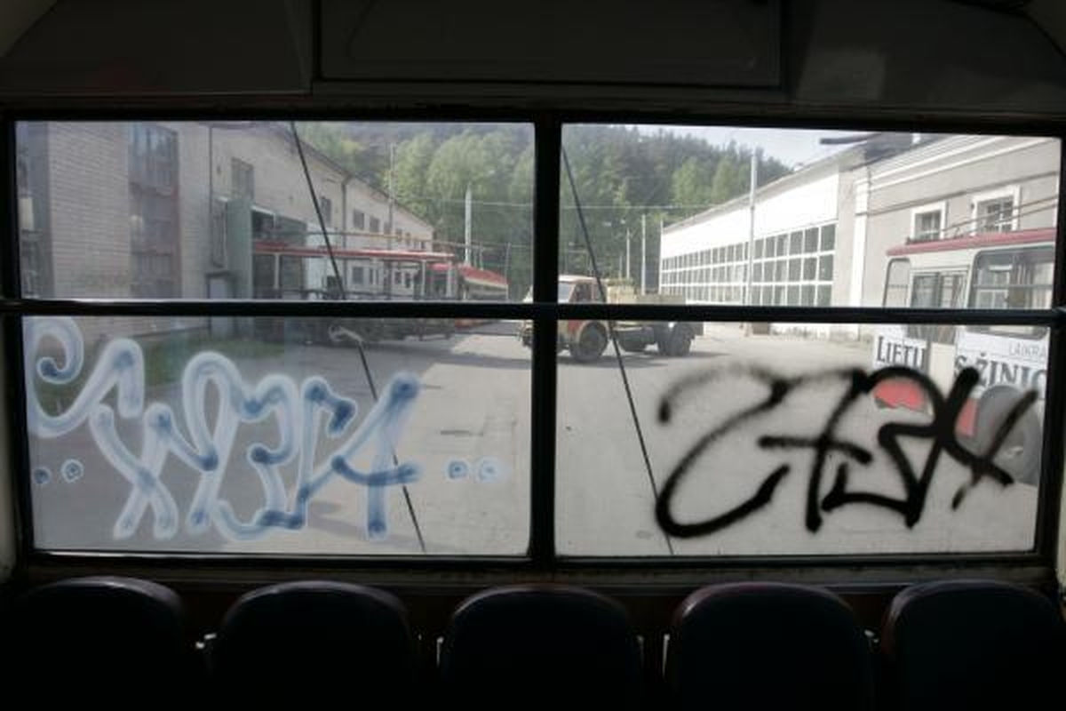 Naktį vandalai grafičiais išterliojo 14 troleibusų