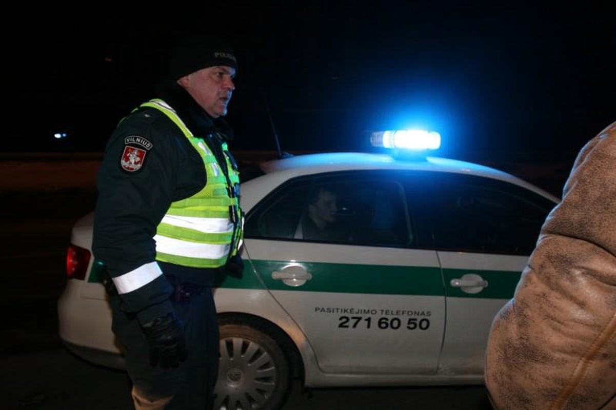 Sprukdami nuo policijos jaunuoliai Vilniaus centre atsitrenkė į medį 