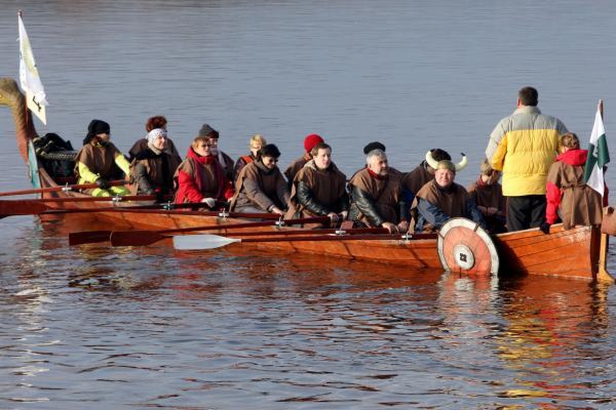 Susigrūmė vikingų laivais