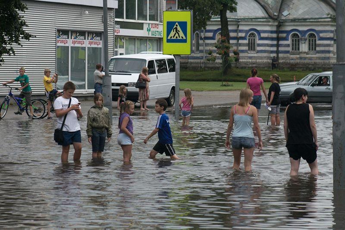 Liūtis užtvindė centrinę Švenčionių gatvę