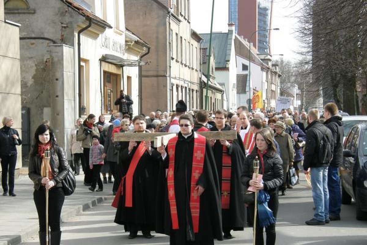 Kristaus kryžiaus kelią ėjo šimtai klaipėdiečių
