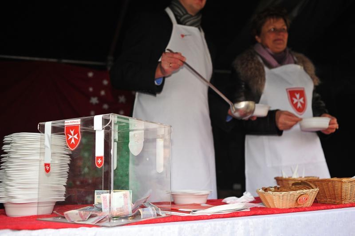 Maltiečiai Rotušės aikštėje dalijo sriubą