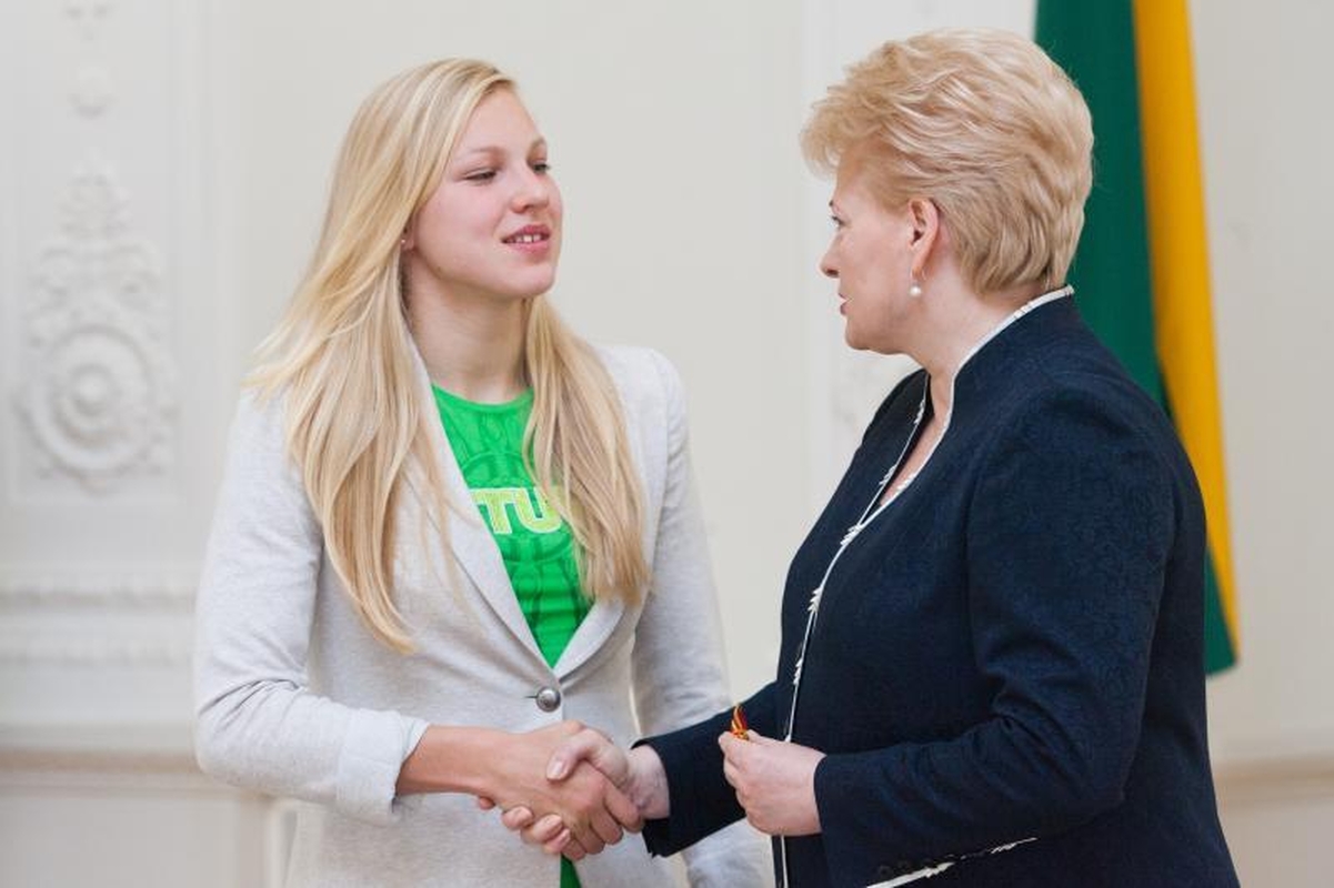 Prezidentė ordinu apdovanojo olimpinę čempionę R.Meilutytę